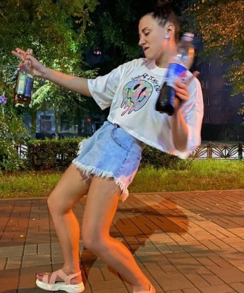 Оля